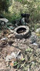 Xalapa, Ver., 20 de mayo de 2026.- Personas que transitan a diario por la avenida  Prolongaci�n Diamante denunciaron que, junto al campo deportivo de futbol, la orilla de la banqueta es ocupada como basurero, provocando un foco de infecci�n.
