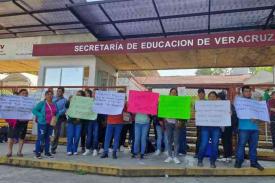 Xalapa, Ver., 21 de mayo de 2026.- Padres de familia de la Escuela Primaria ?Ignacio Zaragoza?, del municipio de Altotonga, se manifestaron este jueves en la SEV para exigir docente. Se plantaron en los accesos a las oficinas.
