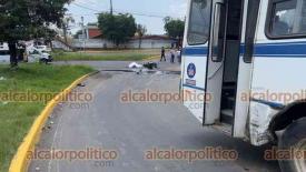 Banderilla, Ver., 21 de mayo de 2026.- Motociclista perdi� la vida tras chocar contra autob�s de Autotransportes Banderilla en la zona conocida como El Gallito. Percance complic� la circulaci�n vehicular.
