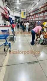 Xalapa, Ver., 23 de mayo de 2026.- Un lector nos manda, v�a correo electr�nico, im�genes de c�mo la tormenta del atardecer de este s�bado, conglomer� a la clientela de la tienda Costco por un buen rato en el interior, mientras la lluvia cesaba.