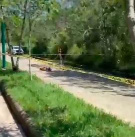 Xalapa, Ver., 24 de mayo de 2026.- La circulación en el bulevar Yanga, la entrada al fraccionamiento Las Fuentes, se encuentra cerrada debido a que la corriente de agua que corre por el lugar socavó la tierra por debajo del pavimento lo que constituye un peligro de colapso. Autoridades desvían el tráfico hacia las vías alternas como Lomas Verdes o el acceso al Tecnológico de Xalapa