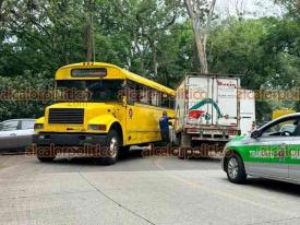 Xalapa, Ver., 25 de mayo de 2026.- Autob�s y camioneta chocaron frente a la Facultad de Arquitectura UV, cerrando un carril del Circuito Universitario Gonzalo Aguirre Beltr�n.
