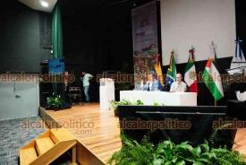 Xalapa, Ver., 25 de mayo de 2026.- Con consignas pro-Palestina e inauguraci�n a cargo del rector Mart�n Aguilar, la Universidad Veracruzana abri� en la Facultad de Arquitectura el foro ?Juventudes XX-XXI, memoria y construcci�n de paz?.

