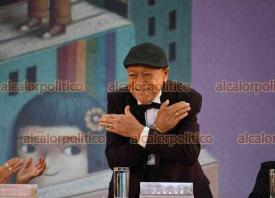 Xalapa, Ver., 25 de mayo de 2026.- El rector de la Universidad Veracruzana, Mart�n Aguiler, entreg� la Medalla al M�rito Universidad Veracruzana estatal a Baldomero Escribano Nieves, el internacional a Julieta Haidar y el nacional a Sara Poot.