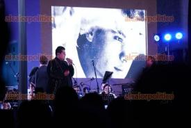 Xalapa, Ver., 25 de mayo de 2026.- En la ?voz gemela? del divo de Ju�rez, el cantante Juan Jos� Mojica acompa�ado de la Orquesta Municipal de Xalapa, realizaron la presentaci�n art�stica: Hasta que te Conoc�, Homenaje a Juan Gabriel en la explanada de la Casa del Lago.
