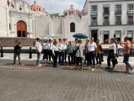 Xalapa, Ver., 26 de mayo de 2026.- Integrantes del Sindicato de Empleados del Poder Ejecutivo de Veracruz (SEPEV) bloquearon parcialmente la calle Enr�quez, en el centro de la Capital. Exigen al Gobierno estatal cumplir laudos laborales y reconocer los derechos de trabajadores temporales.
