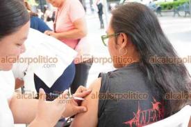 Xalapa, Ver., 26 de mayo de 2026.- La Jurisdicción Sanitaria V instaló Jornada de Salud Pública en el Parque Juárez donde hay módulos para medir la presión, checar la glucosa; también aplican vacunas y se da información sobre salud bucal.