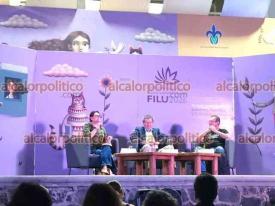 Xalapa, Ver., 26 de mayo del 2026.- La noche de este martes, el escritor de Culiac�n, Elmer Mendoza, reconocido por sus libros de novela negra, ofreci� conversatorio en la FILU a prop�sito de ?La serena y el jubilado?, su texto m�s reciente publicado a principios de este a�o.