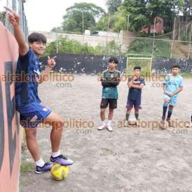 Xalapa, Ver., 29 de mayo de 2026.- Yonathan Gonzalo del Valle, delantero de los Pumas de la UNAM, visit� la escuela de futbol ?Cremonese? y entren� con ni�os de la academia en la cancha ?El Kiosko?. ?Es muy bonito estar aqu�, en mi casa, mi barrio en donde disfruto y soy feliz cada vez que vengo?, dijo.