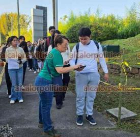 Orizaba, Ver., 30 de mayo de 2026.- Cientos de estudiantes acudieron a efectuar el examen de admisi�n en esta ciudad. Personal de la UV revisaba previamente que aspirantes tuvieran completos los requisitos.
