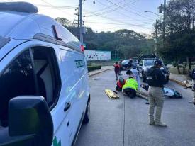 Xalapa, Ver., 30 de mayo de 2026.- En la avenida R�bsamen con direcci�n al centro, a la altura de la Iglesia de Xalapa 2000, motociclista lesionado fue atendido por param�dicos de Cruz Verde, quienes posteriormente lo trasladaron a un hospital.
