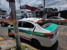 Xalapa, Ver., 31 de mayo de 2026.- Este domingo, el taxi XL-2824 fue impactado sobre la avenida 20 de Noviembre, esquina Francisco I. Madero, por un veh�culo Ibiza cuyo conductor abandon� la unidad tras ocasionar el accidente. Una mujer pasajera del taxi result� lesionada. 