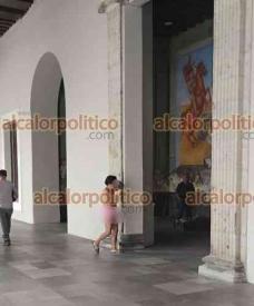 Xalapa, Ver., 1� de junio de 2026.- Mujer que caminaba sin ropa fue atendida por param�dicos en los bajos del Palacio de Gobierno, en la zona centro; fue trasladada a su domicilio luego de que presuntamente ninguna instituci�n quiso recibirla.
