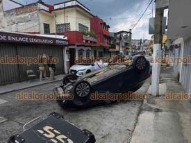 Xalapa, Ver., 1� de junio de 2026.- Por presunto exceso de velocidad, automovilista choc� con otro veh�culo y volc� en la calle Basurto, entre Hidalgo y Cayetano Rodr�guez Beltr�n.