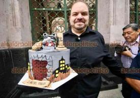 Xalapa, Ver., 2 de junio de 2026.- El diputado federal de MC, Sergio Gil Rull�n arrib� al Palacio de Gobierno para entregarle un pastel a la gobernadora Roc�o Nahle al cumplirse un a�o de lo que calific� como fraude electoral en Papantla y Poza Rica.
