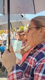La Antigua, Ver., 2 de junio de 2026.- Padres de familia de la Escuela Primaria ?Jos� Cardel?, de El Salmoral, bloquearon el puente de la carretera a Cardel luego de que la CFE cortara el suministro por un adeudo. Urgen ayuda al Gobierno estatal y federal para que se vean afectados alumnos pr�ximos a egresar.
