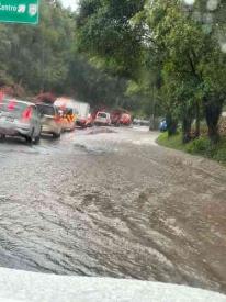 Coatepec, Ver., 2 de junio de 2026.- Partes de la carretera Xalapa-Coatepec tambi�n se inundaron con la lluvia de esta tarde.
