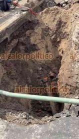 Xalapa, Ver., 4 de junio de 2026.- Este jueves parte del pavimiento se hundi� formando un socav�n en la avenida L�zaro C�rdenas sobre el puente ?Macuilt�petl?. El 20 de mayo �ltimo el Ayuntamiento anunci� que hab�a reparado ah� mismo un socav�n, pero ahora renaci� m�s grande.