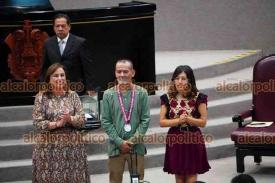Xalapa, Ver., 4 de junio de 2026.- En sesi�n solemne, la gobernadora Roc�o Nahle entreg� la Medalla al M�rito Ambiental al bi�logo Roberto Mora Gallardo, por sus destacados proyectos de rescate y conservaci�n de ecosistemas en comunidades rurales.
