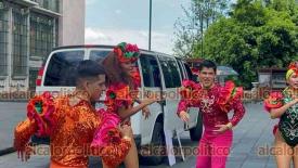 Xalapa, Ver., 4 de junio de 2026.- En el Parque Ju�rez, con coreograf�a y sacando a bailar a algunas personas, integrantes de la agrupaci�n ?Fuego en la Pista? invitaron a xalape�os al Salsa Fest 2026, del 12 al 14 de junio en Boca del R�o.
