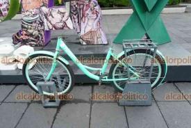 Xalapa, Ver., 5 de junio de 2026.- Sin asiento ni manubrio, as� se encuentra la bicicleta que da luz a las letras tur�sticas del Parque Ju�rez, las cuales tambi�n exhibe partes deterioradas.
