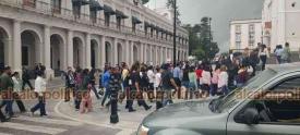 Xalapa, Ver., 5 de junio de 2026.- Personal de la SSP fueron desalojados del edificio y concentrados en la Plaza Lerdo al activarse alarma s�smica. Se inform� que el sismo tuvo epicentro en el estado de Guerrero.
