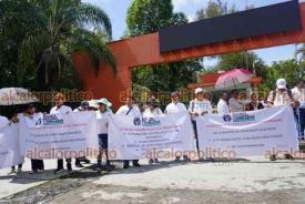 Xalapa, Ver., 6 de junio de 2026.- Afuera del Museo Kaná, integrantes de la Alianza Nacional de Jubilados se plantaron previo a la llegada de la presidenta Claudia Sheinbaum. Protestan por el recorte a pensiones.