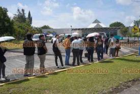 Xalapa, Ver., 6 de junio de 2026.- Asistentes a la asamblea del programa ?J�venes Construyendo el Futuro? tuvieron que hacer fila bajo el sol afuera del Museo Kan�.