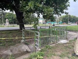 A través de su cuenta, la usuaria Joselin Villalba publicó fotos del enrejado que el Ayuntamiento de Veracruz colocó en el tragatormentas donde la madrugada del 2 de junio padre e hijo cayeron y perdieron la vida. Criticó que esta acción ?es una burla para el pueblo y principalmente para nuestra familia?.