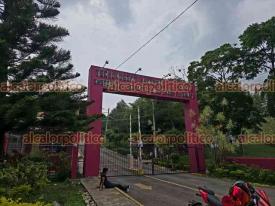 Xalapa, Ver., 6 de junio de 2026.- Usuarios de redes sociales se sorprendieron porque el edificio del Instituto Tecnol�gico fue pintado de color guinda este s�bado de visita presidencial. Cabe mencionar que quienes pintaban empezaron a fotografiar al reportero.