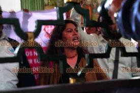 Xalapa, Ver., 8 de junio de 2026.- Mientras la gobernadora Rocío Nahle daba su conferencia, integrantes del Sindicato Innovador Magisterial Veracruzano protestaron en la entrada del Palacio de Gobierno, denunciando que su dirigente Gerardo Velázquez y otra docente fueron cesados de la SEV tras protestar el pasado viernes ante la presidenta Claudia Sheinbaum.