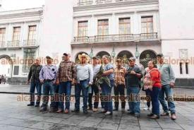 Xalapa, Ver., 9 de junio de 2026.- Ganaderos de Palma Sola, Naolinco y La Joya protestaron frente a Palacio de Gobierno para denunciar que Liconsa mantiene suspendida la compra de leche. Amagan con bloquear vialidades de seguir el problema.
