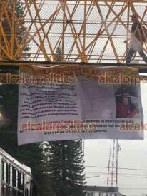 Xalapa, Ver., 10 de junio de 2026.- En puentes peatonales de Agua Santa II y Plaza Am�ricas aparecieron lonas en la que se exponen irregularidades en el �rea de N�mina de la SEV y piden a la gobernadora Roc�o Nahle y a la secretaria Claudia Tello investigar los cambios hechos y el trato al personal. 