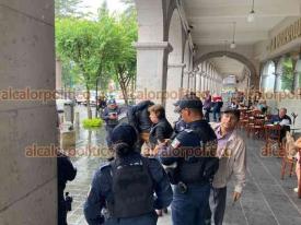 Xalapa, Ver., 10 de junio de 2026.- En la calle Enr�quez, en la zona centro, hombre golpe� una camioneta con machete en su funda. Fue intervenido por polic�as que le confiscaron la herramienta; al no presentar da�os el veh�culo el due�o se retir� y al individuo lo dejaron ir.
