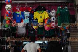Xalapa, Ver., 11 de junio de 2026.- Locales del Centro aprovechan para vender playeras de la Selecci�n.
