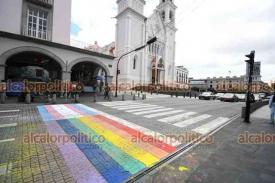Xalapa, Ver., 13 de junio de 2026.- El paso peatonal ubicado de la calle Enriquez esquina con Revoluci�n fue pintado con los colores del arco�ris que identifican a la comunidad LGBT+.

