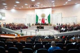 Xalapa, Ver., 12 de junio de 2026.- El Congreso del Estado recibi� la iniciativa del Ejecutivo estatal para liquidar, como m�ximo al 2030, la deuda burs�til que mantienen 199 municipios desde el a�o 2008. Durante la sesi�n, se observ� a varios diputados con su playera de la Selecci�n.
