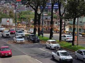 Xalapa, Ver., 13 de junio de 2026.- Este s�bado nuevamente se redujo la circulaci�n a un carril en el puente ?Macuilt�petl? con direcci�n a Banderilla por mantenimiento en la v�a lateral. En la zona hay tr�fico lento en ambos sentidos. Circule con precauci�n.
