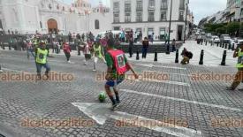 Xalapa, Ver., 13 de junio de 2026.- Familiares de personas desaparecidas cerraron la calle Enríquez frente al Palacio de Gobierno para jugar lo que llamaron ?Cascarita por los Desaparecidos?.