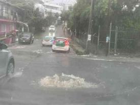 Xalapa, Ver., 13 de junio de 2026.- Reportan vecinos de la colonia Reforma que la presi�n del agua pluvial bot� las tapas de las alcantarillas en la calle Honduras esquina Las Hayas.