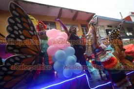 Xalapa, Ver., 13 de junio de 2026.- Ni la lluvia fren� la marcha de cientos de ciudadanos, colectivos y familias, a la que se llam� XX Marcha del Orgullo LGBT+ al anochecer en esta capital