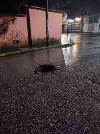Xalapa, Ver., 14 de junio de 2026.- Vecinos de la colonia 21 de Marzo reportaron la ausencia de una tapa de drenaje en la calle Francisco I. Madero, entre R�o Sede�o y Prolongaci�n Ruiz Cortines, situaci�n que representa un riesgo para automovilistas y peatones.