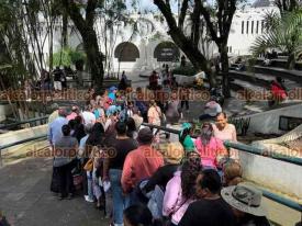 Xalapa, Ver., 14 de junio de 2026.- Juan Piedra, reuni� a xalape�os ?con INE en mano? en el parque Ju�rez con la promesa de entrega de apoyos.
