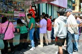 Xalapa, Ver., 14 de junio de 2026.- Xalape�os hacen filas para comprar las estampas que les hacen falta para su �lbum del Mundial 2026.
