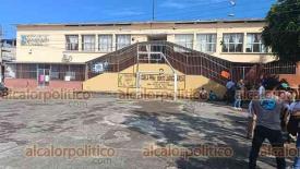 Xalapa, Ver., 15 de junio de 2026.- Padres de familia de la Escuela Primaria ?Benito Ju�rez Garc�a?, en colonia hom�nima, tomaron el plantel en protesta porque no se brindan a los  estudiantes las experiencias o materias art�sticas y deportivas.

