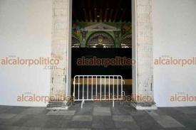 Xalapa, Ver., 15 de junio de 2026.- Este lunes colocaron vallas frente a la entrada principal y el pasillo exterior del Palacio de Gobierno. Cabe recordar que en su �ltima conferencia en el patio central, la gobernadora Roc�o Nahle fue interrumpida por una protesta de docentes.
