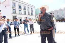Xalapa, Ver., 15 de junio de 2026.- Al protestar en plaza Lerdo, cafetaleros denunciaron que SADER y SEDARPA no tienen un plan ante la crisis que enfrentan.
