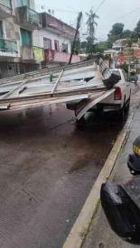 Xalapa, Ver., 15 de junio de 2026.- La ?tromba? registrada la tarde de este lunes vol� un techo de l�mina de una vivienda, el cual cay� sobre un veh�culo, lade� un poste de luz y provoc� la ca�da de otro en la calle Jard�n de Ni�os, casi esquina bulevar Diamante, en la colonia Luz del Barrio. 
