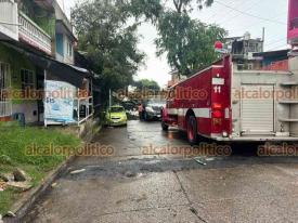 Xalapa, Ver., 15 de junio de 2026.- �rbol cay� sobre dos veh�culos estacionados y una vivienda en la esquina de las calles Aguascalientes y Huamantla, en la colonia Progreso. Protecci�n Civil, Tr�nsito del Estado y Bomberos acudieron al sitio.
