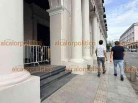 Xalapa, Ver., 16 de junio de 2026.- Este martes, nuevamente el pasillo exterior y la entrada principal del Palacio de Gobierno fue cercado con vallas.

